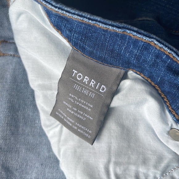 TORRID #FEEL THE FIT DENIM SHORTS, 22 - Picture 7 of 10